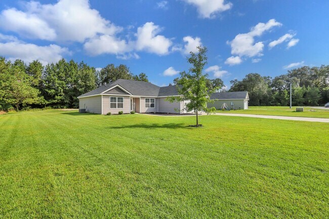 Building Photo - AVAILABLE MID-APRIL 2026! (Pet Friendly)