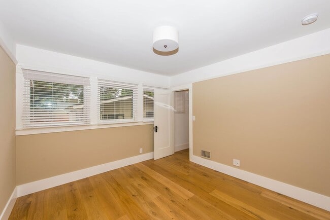 Building Photo - 306 N Shaffer St