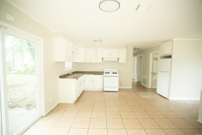 Building Photo - 1402 Boston Dr
