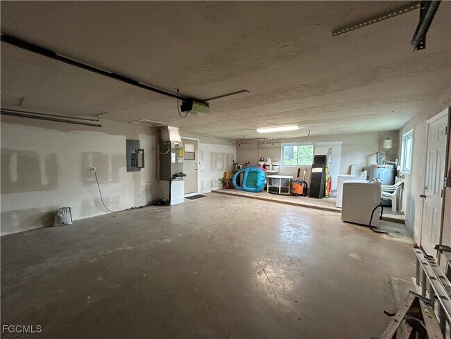 Building Photo - 6128 Cocos Dr