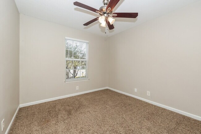 Building Photo - 845 Maricopa Dr