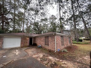Building Photo - Great 4 bedroom home with garage and fenced back yard