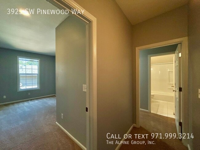Building Photo - 3925 SW Pinewood Way