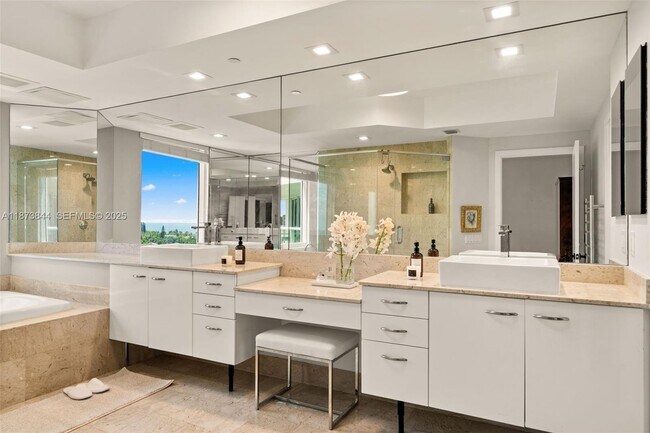 Building Photo - 21200 Point Pl