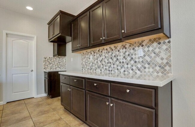 Building Photo - Beautiful 5 Bedroom, 3 Bath Tracy Home / B...