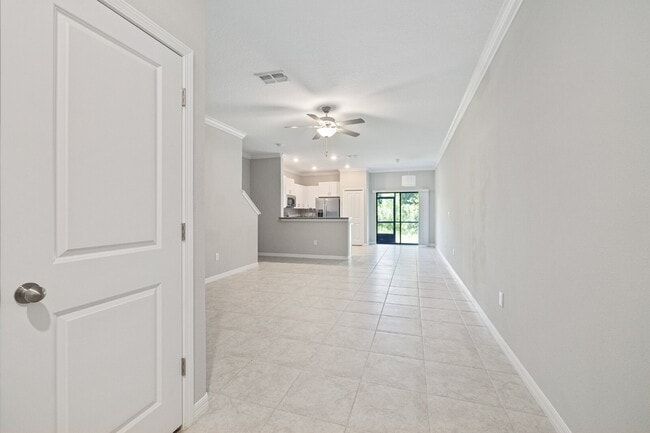 Building Photo - "Charming 3-Bed Sanctuary in Lutz with gre...