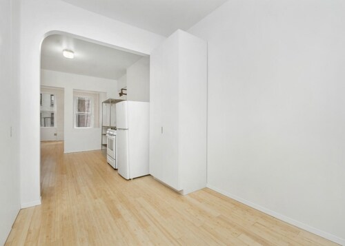 Building Photo - 430 E 9th St