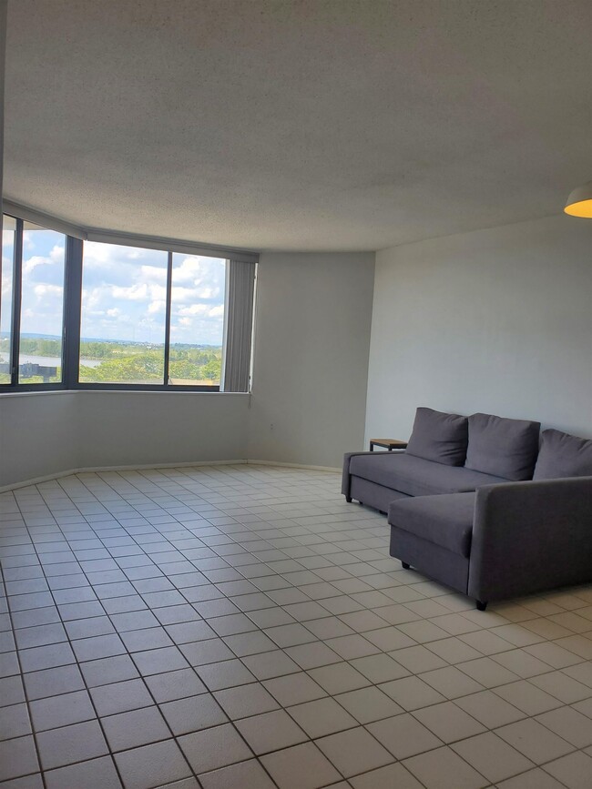 Building Photo - 240 Harmon Cove Tower