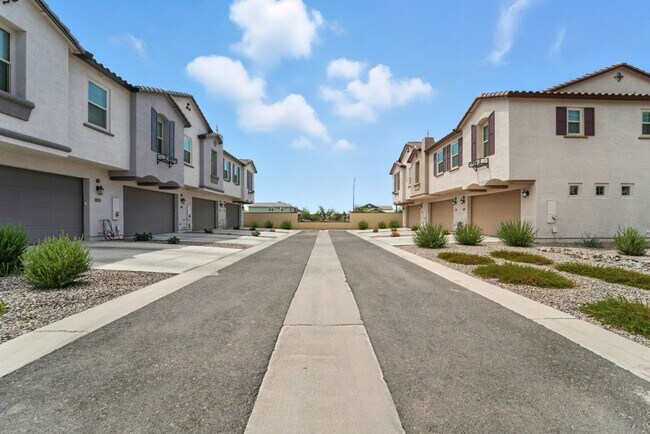 Building Photo - Like New Luxurious Model Home in Warner Meadows!
