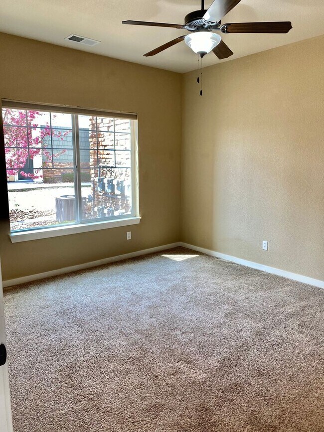 Building Photo - Fantastic 2 Bedroom, 2 Bath Ground Level C...