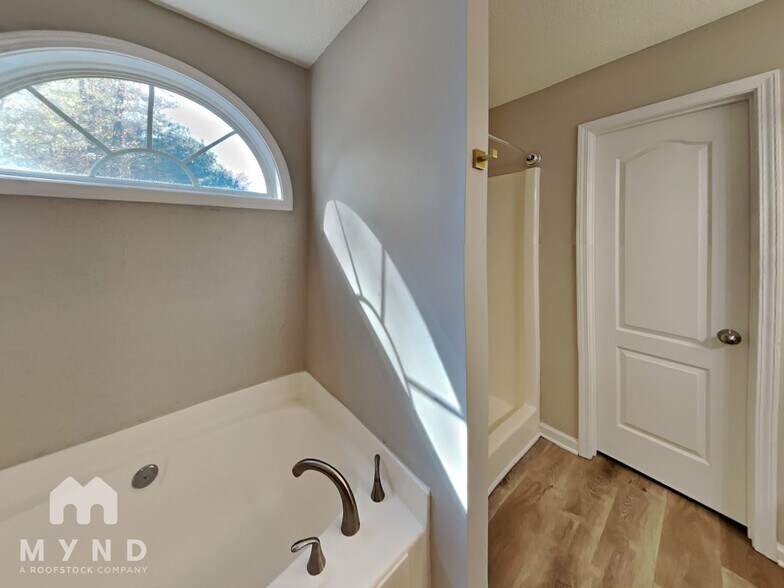 Building Photo - 203 Peachtree Glen Dr