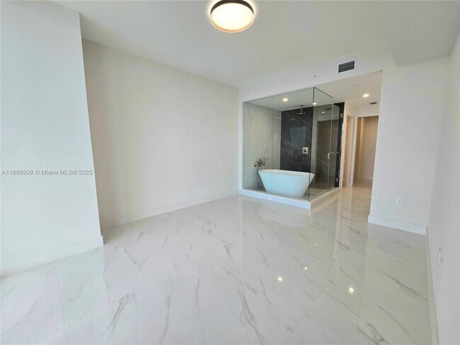 Building Photo - 700 NE 24th St