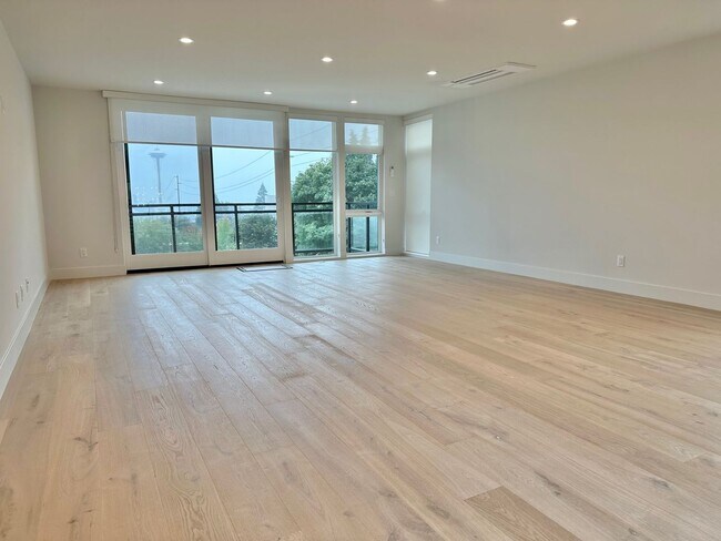 Building Photo - Stunning Queen Anne Home - Incredible Views! Available 10/1/2026!