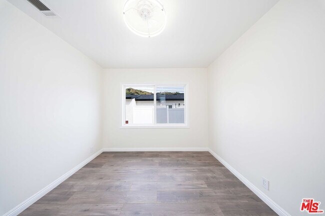 Building Photo - 8432 Glenoaks Blvd