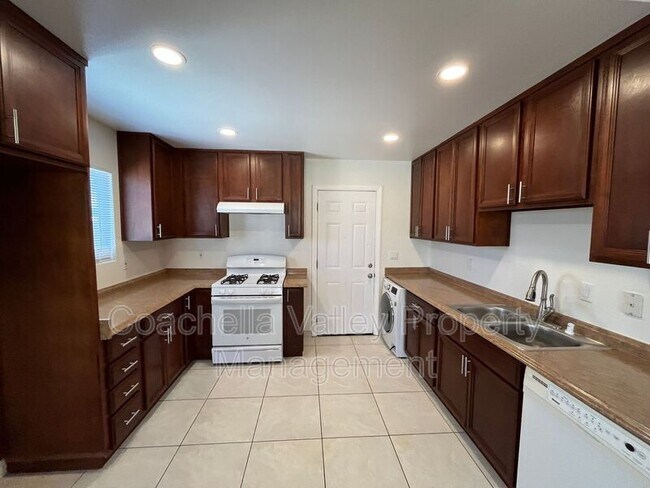 Building Photo - 422 Rosa Parks Rd