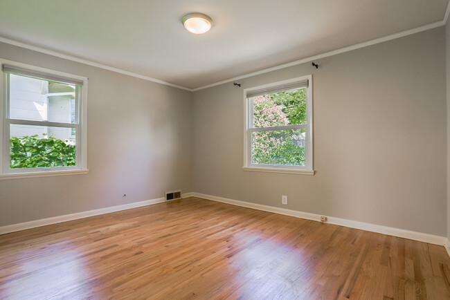 Building Photo - Light and Bright West Seattle Charmer in H...