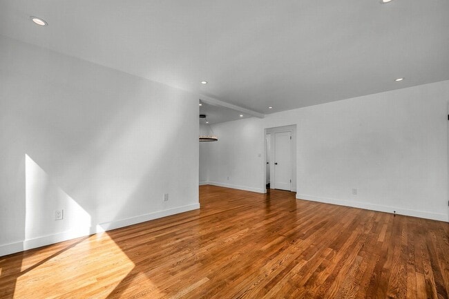 Building Photo - Designer remodeled unit in WeHo!