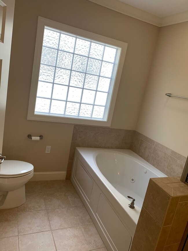 Building Photo - AMAZING UNIT IN ANDERSON CREEK