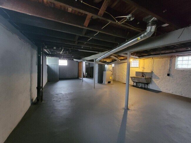 Building Photo - 3302 E 105th St