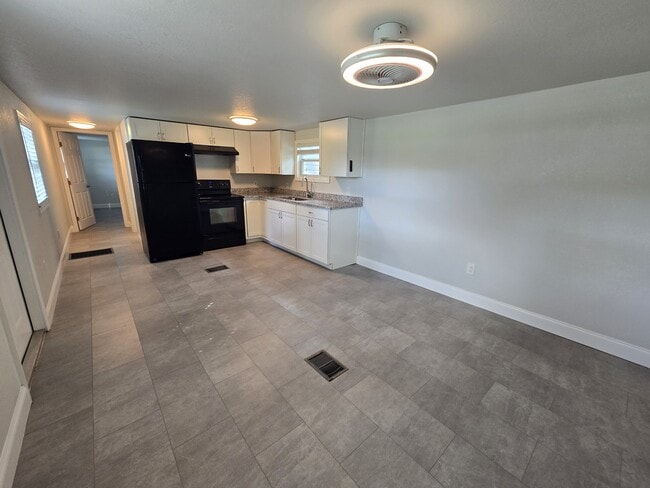 Building Photo - 4425 Bryan Ave