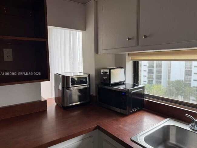 Building Photo - 17011 N Bay Rd