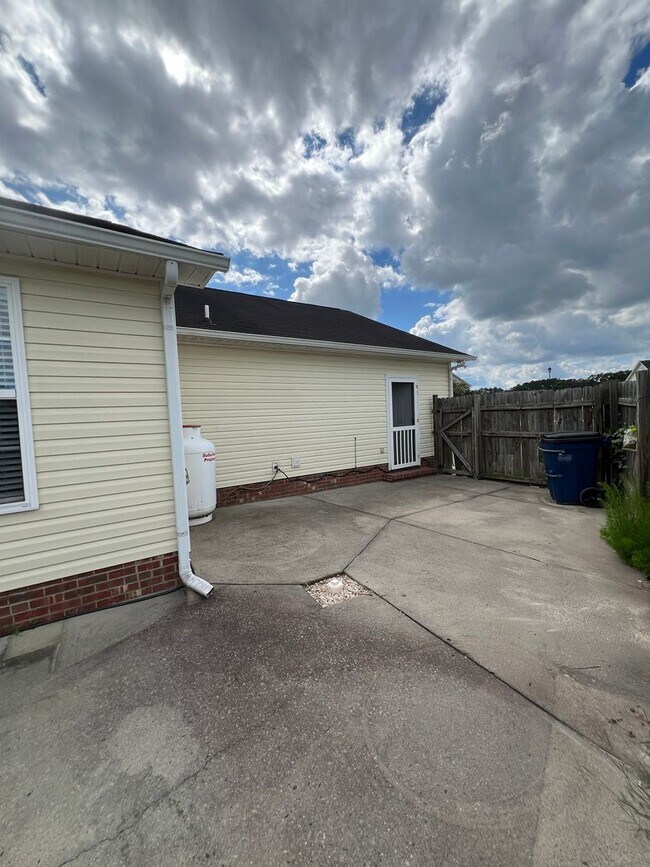 Building Photo - 4 Bed 2 Bath Raeford Home with Fenced Backyard