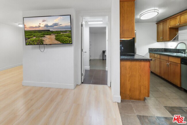 Building Photo - 10982 Roebling Ave