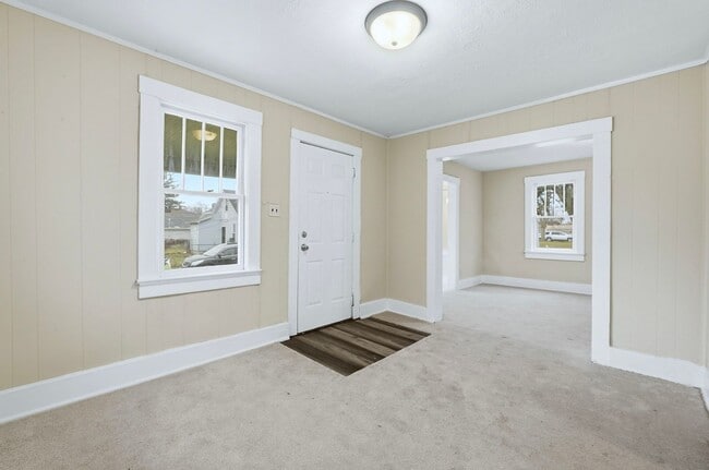 Building Photo - Updated 3-Bedroom Home with New Kitchen & Carpet