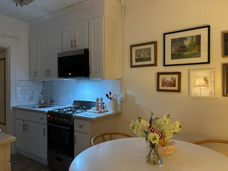 Primary Photo - 118 Riverway St