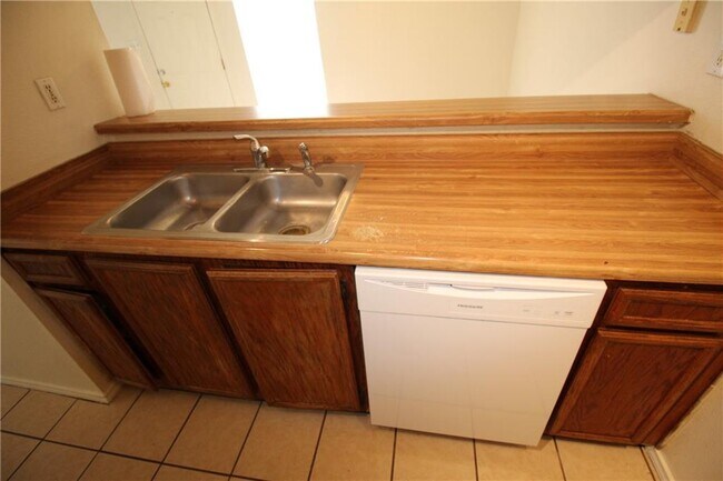 Building Photo - 1002 King Albert St