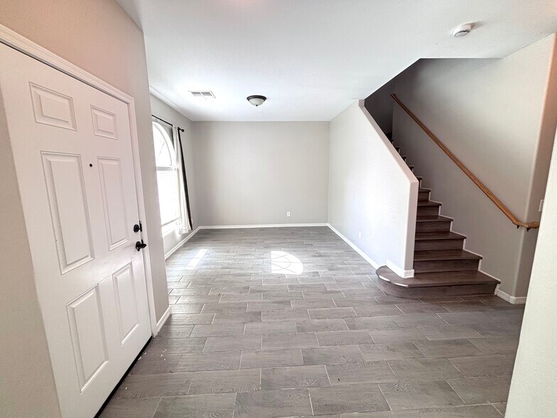 Building Photo - 947 S Utilis Dr