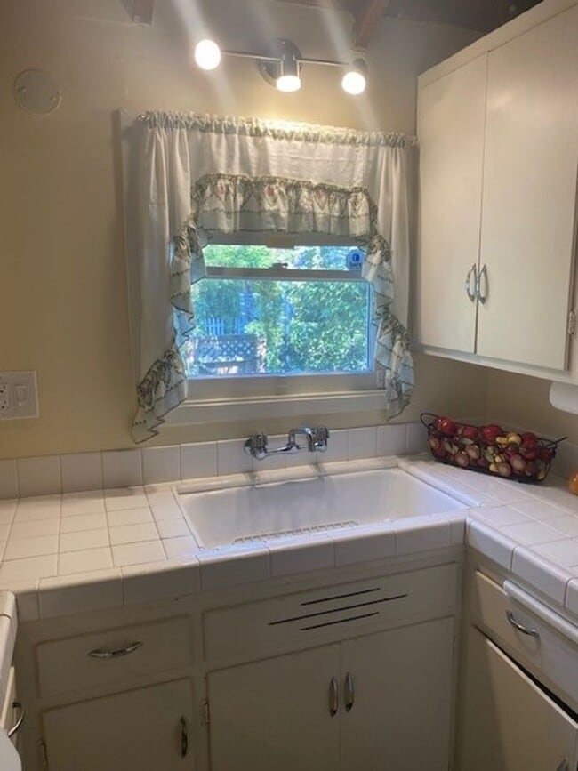 Building Photo - Charming Studio Cottage for Lease