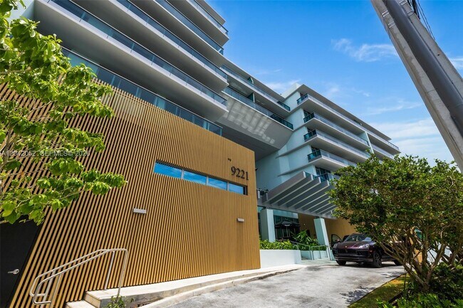 Building Photo - 9221 E Bay Harbor Dr