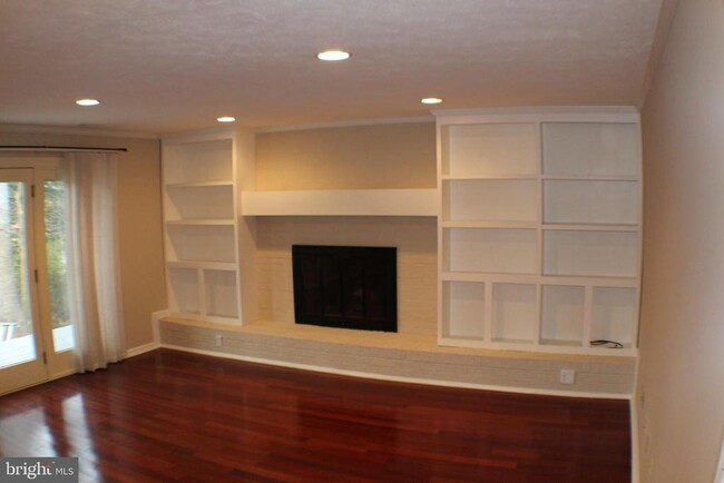 Building Photo - 5584 Queen Victoria Ct