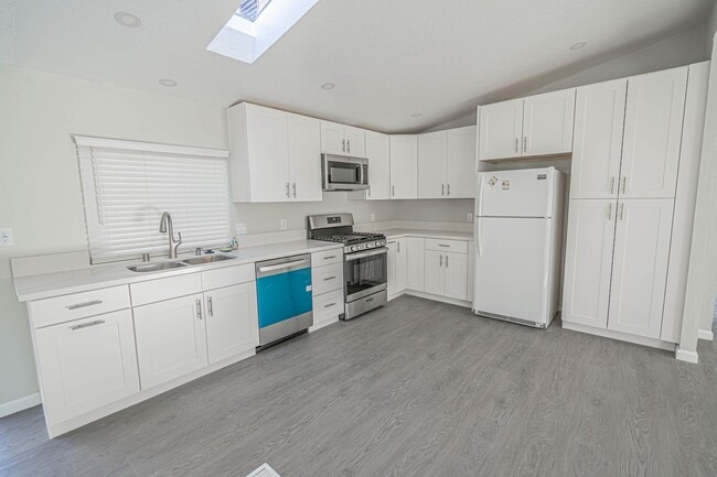 Building Photo - Charming 3-Bedroom Home with Remodeled Kitchen in Castaic!