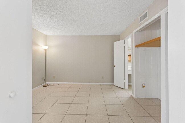 Building Photo - 4444 E Paradise Ln