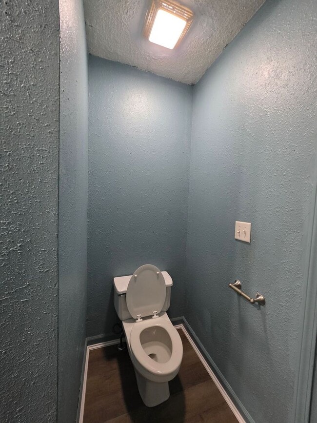 Building Photo - 3 Bedroom Home Near Zoo & Parks!