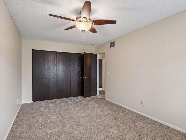 Building Photo - 9357 Ranchview Ln N