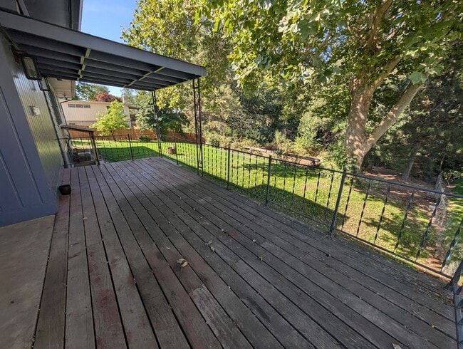 Building Photo - 3 bedroom 2 bath Pet-Friendly House with Amazing Backyard!