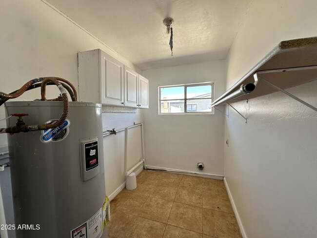 Building Photo - 316 N 84th Pl
