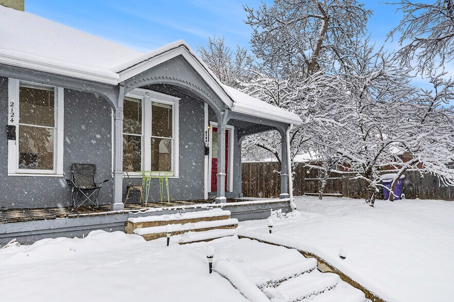 Front porch and yard - 2122 Hooker St