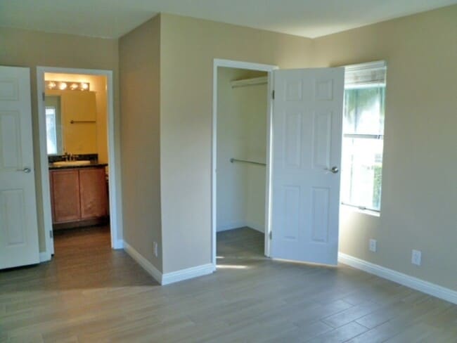Building Photo - Palm Lake Villas Condo #130