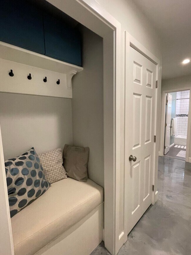 Building Photo - Gorgeous Fully Furnished 3 Bd 2 Bath Vacation Home!