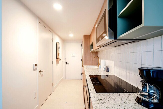 Building Photo - 601 NE 1st Ave