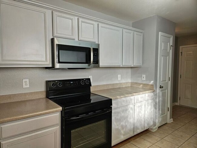 Building Photo - Ivy Square Patio Home