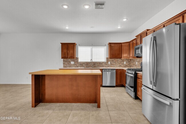 Building Photo - 657 Bariloche Dr