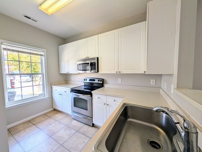 Building Photo - Hedingham Townhome