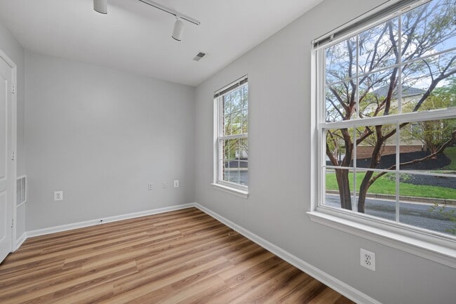 Building Photo - 556 Rhapsody Ct