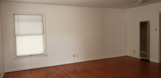 Building Photo - CUTE 2 bedroom, 1 bath home!!!