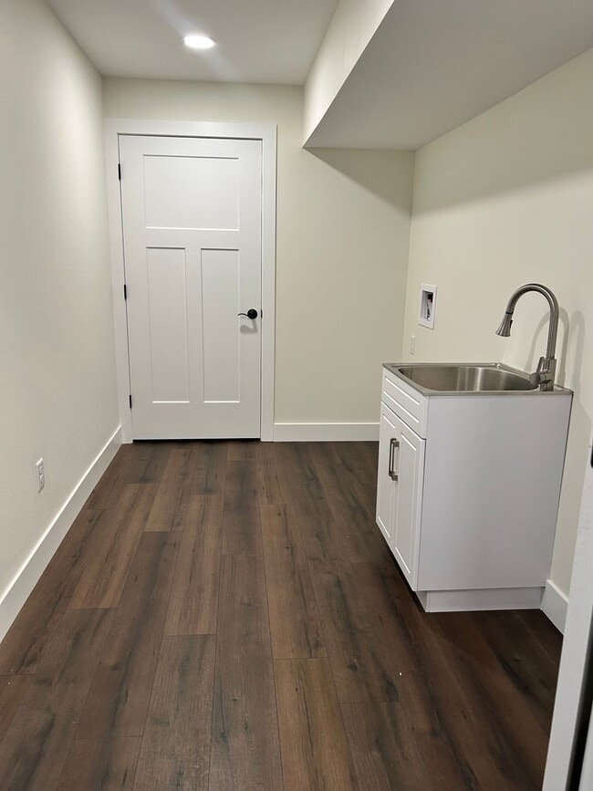 Building Photo - Stunning luxury rental!